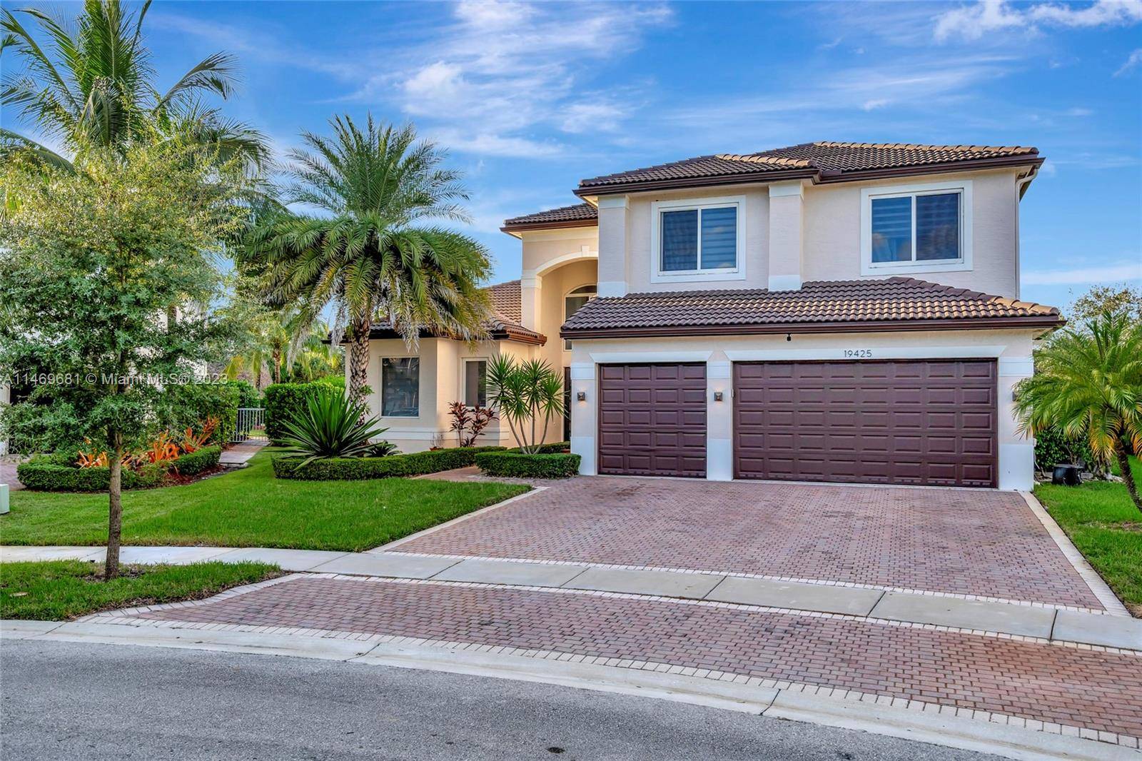 Welcome to a truly MAGNIFICENT luxury 2 story home, in the highly desired Sunset Lakes gated community.