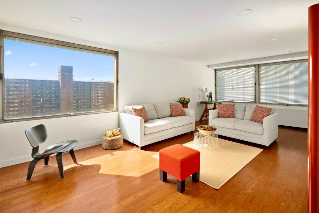 This is a large corner 1 bedroom in the architecturally distinguished Chatham Towers.