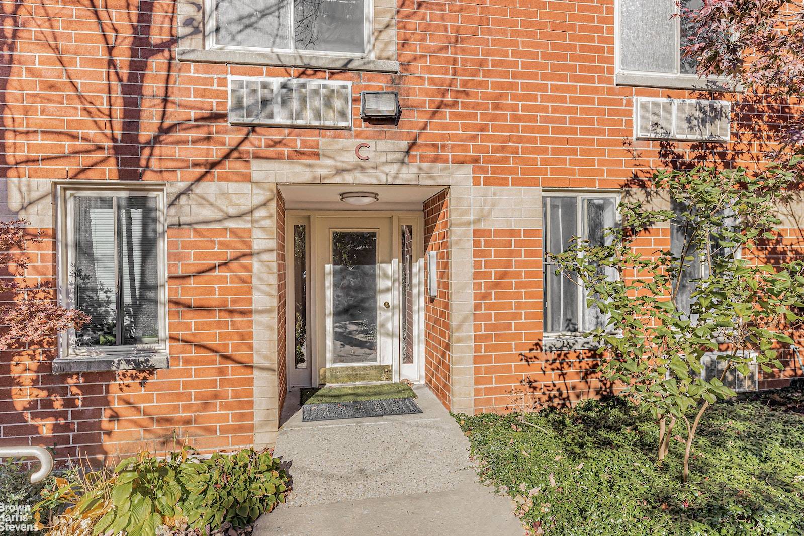Gorgeous one bedroom with spacious open floor plan in Marble Hill.