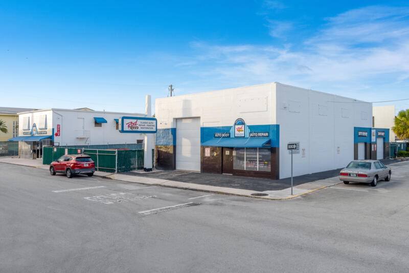 Fantastic chance to purchase a well maintained garage building situated in the bustling downtown of Stuart.