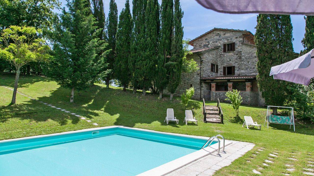 Italy property. Estate with land including a farmhouse with its own dependence, 2 outbuildings and the swimming pool in Tuscan Tiber Valley