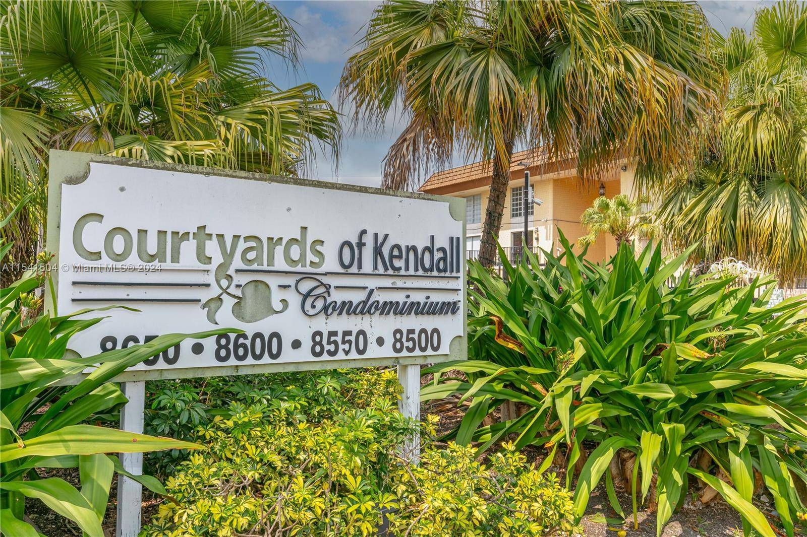 Spacious 2 story apartment in the heart of Kendall and close to the mayor highways and shopping malls.