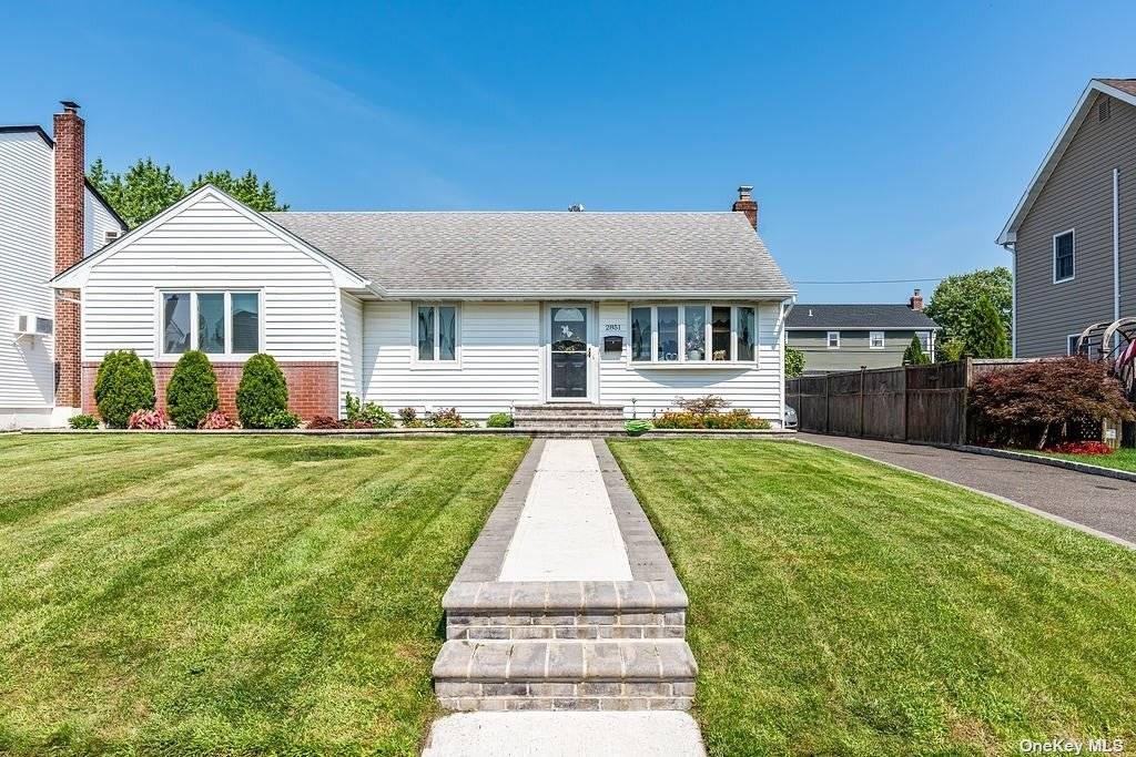 Walk Into This Beautifully Maintained amp ; Upgraded 3 Bedrooms 1 Bathroom Ranch, In The Heart Of Wantagh.