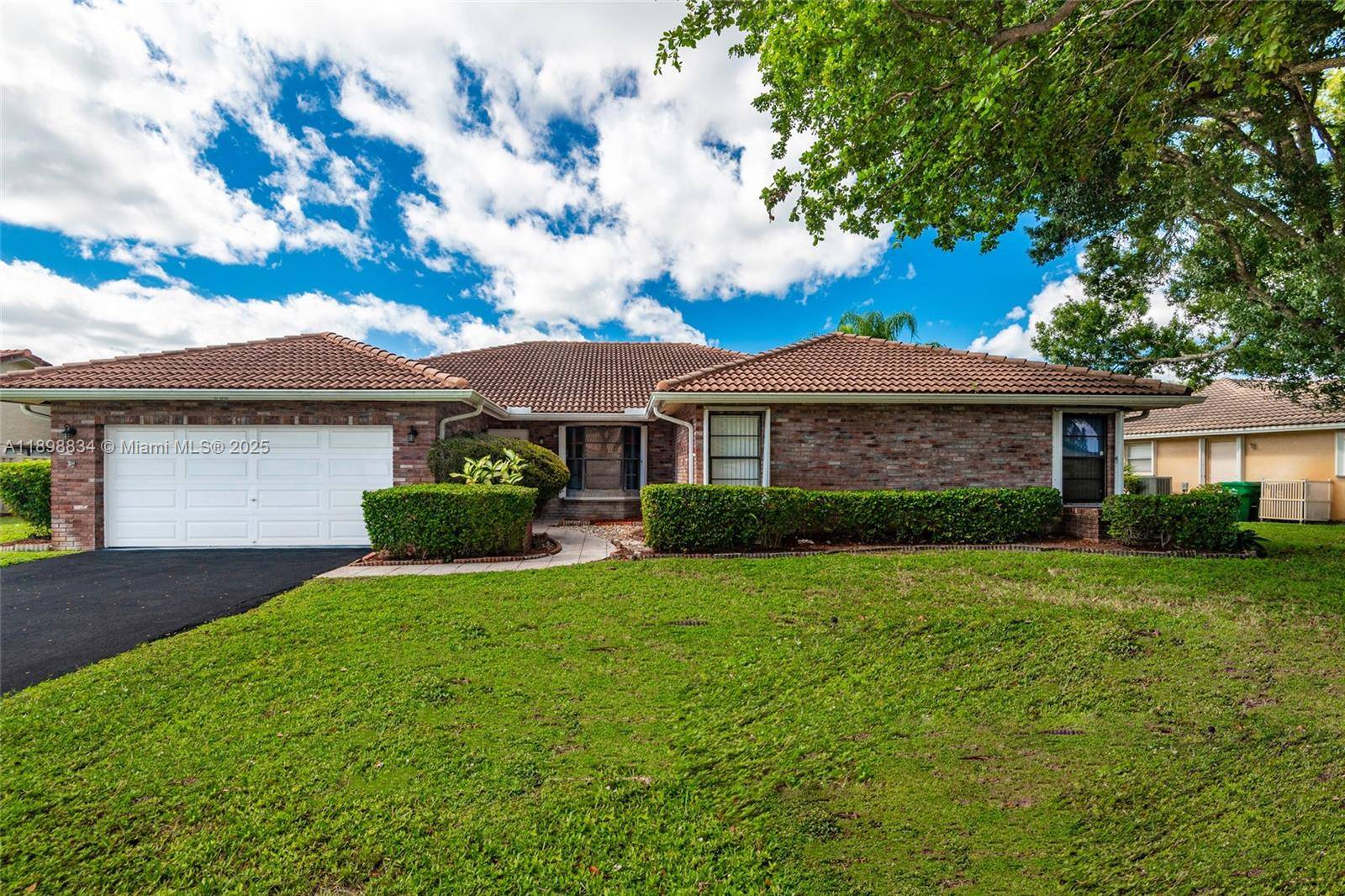 BEAUTIFUL SPACIOUS HOME IN A GREAT COMMUNITY OF CYPRESS LAKES 4 BEDROOM 2.
