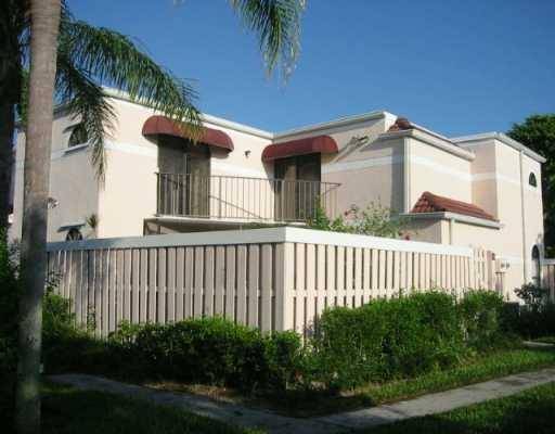 Nice townhouse located in the center of Delray Beach close to majhor aways, down town Delray and shopping center.