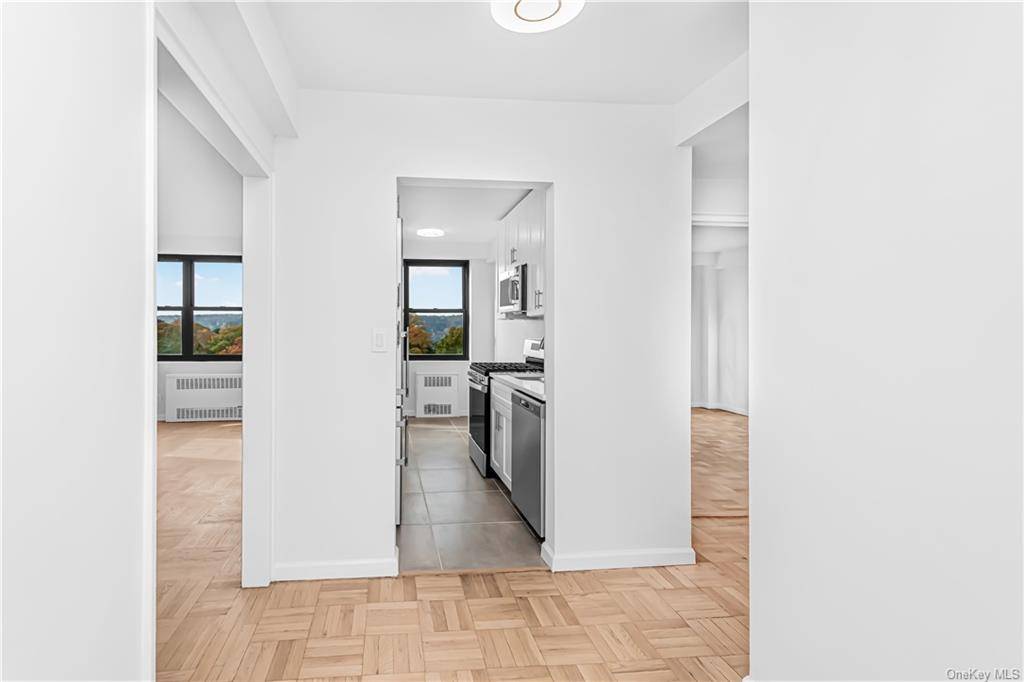 Experience breathtaking sunsets and panoramic views of the Palisades and a glimpse of the GWB from this beautifully renovated 10th floor apartment.