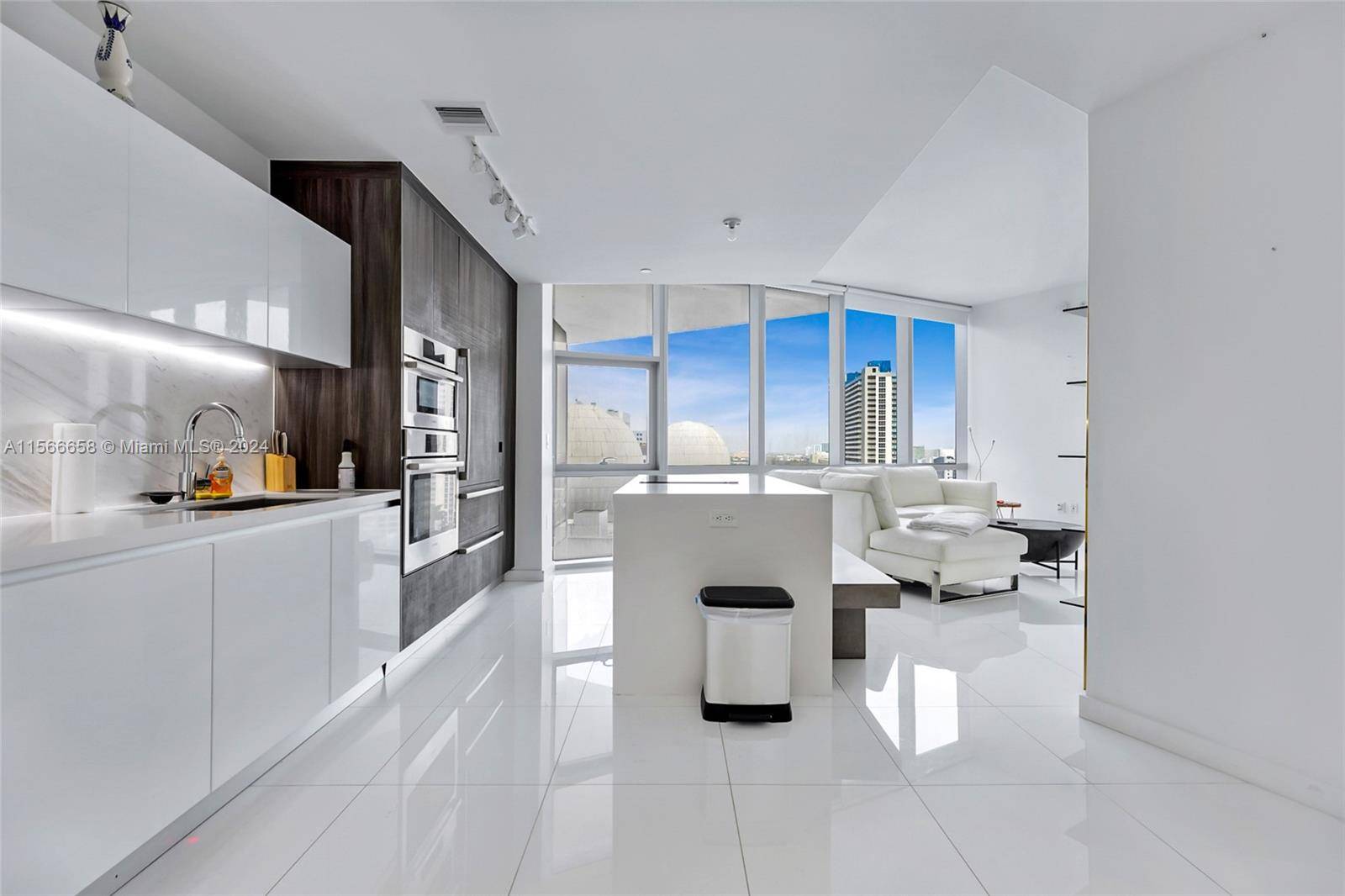 Perfect location In Hard Downtown Miami World Center HIGH CEILINGS 10' WITH A FLOOR TO CEILING WINDOWS ITALIAN KITCHEN AND TOP OF THE LINE APPLIANCES BOSH MARBLE FLOOR Most Amenities ...