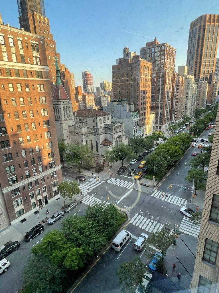 This oversized one bedroom apartment on Park Avenue spans over 900 square feet, is filled with sunlight, and features fantastic east exposures.