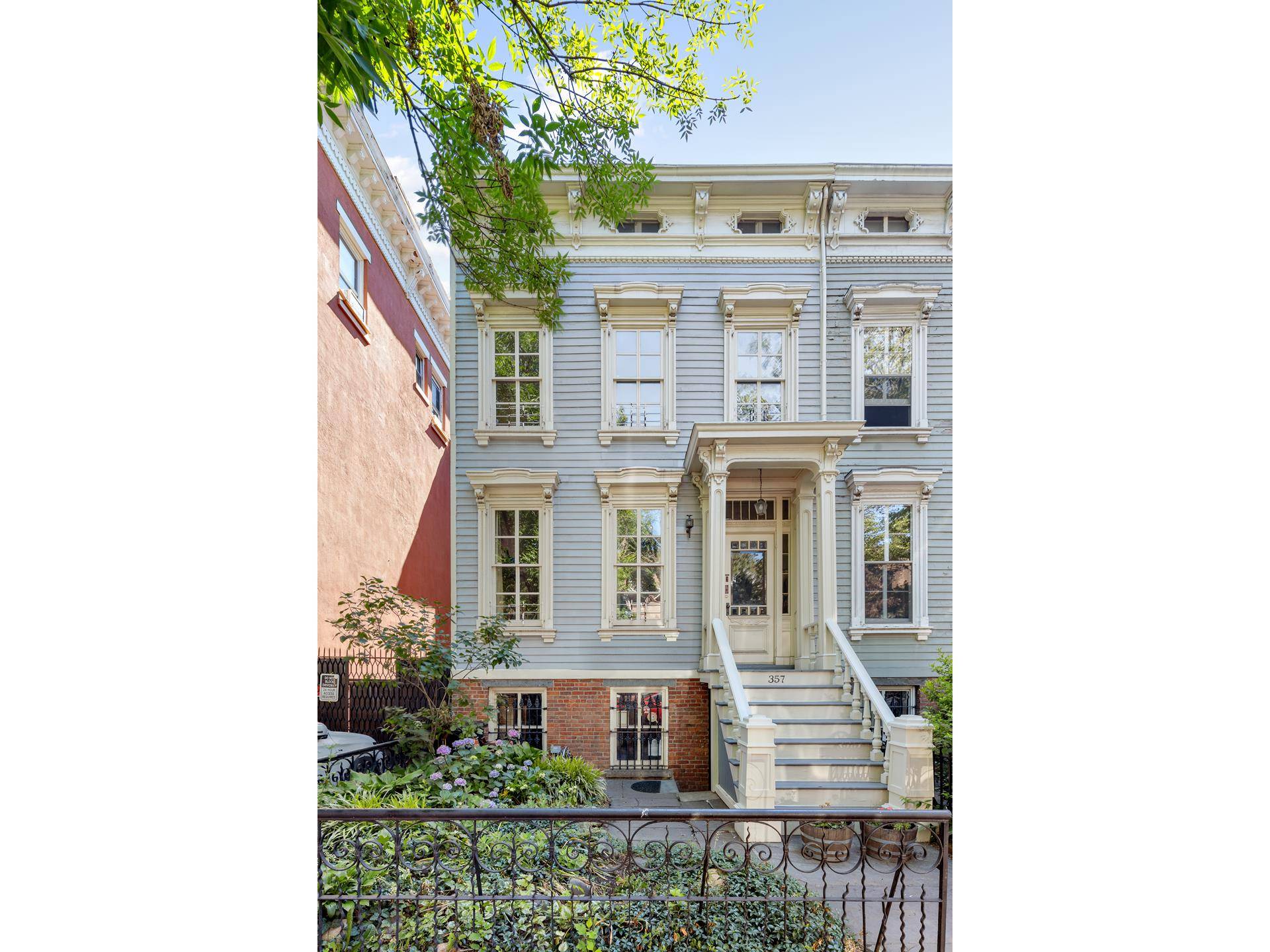 357 Washington is a very special, wood framed Italianate built in 1860 possibly by architect Ebenezer L.