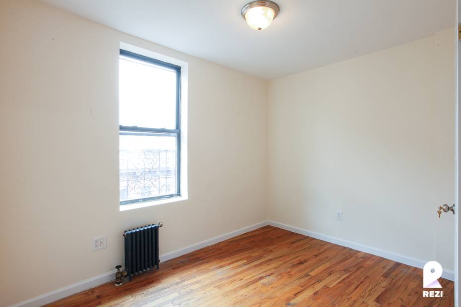 Come check out this HUGE 3 bedroom 2 bathroom apartment in Manhattan's Little Italy !