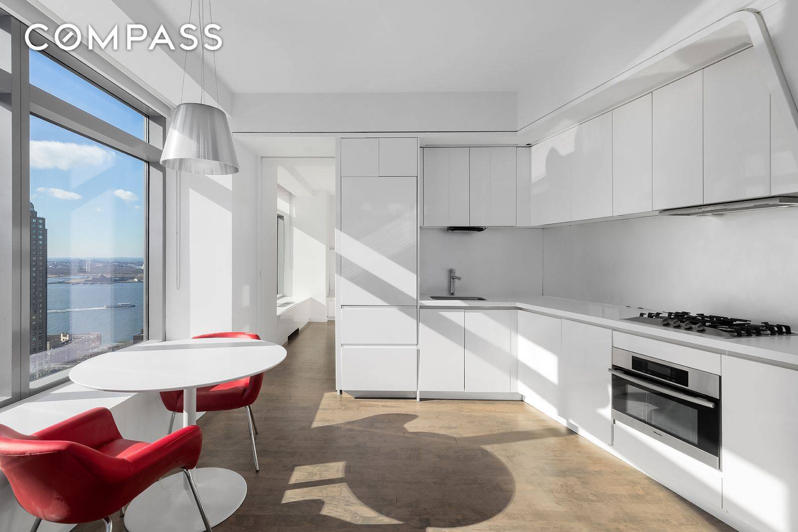Located on the thirtieth floor of the building, this newly renovated one bedroom boasts unobstructed views of New York s most iconic buildings.