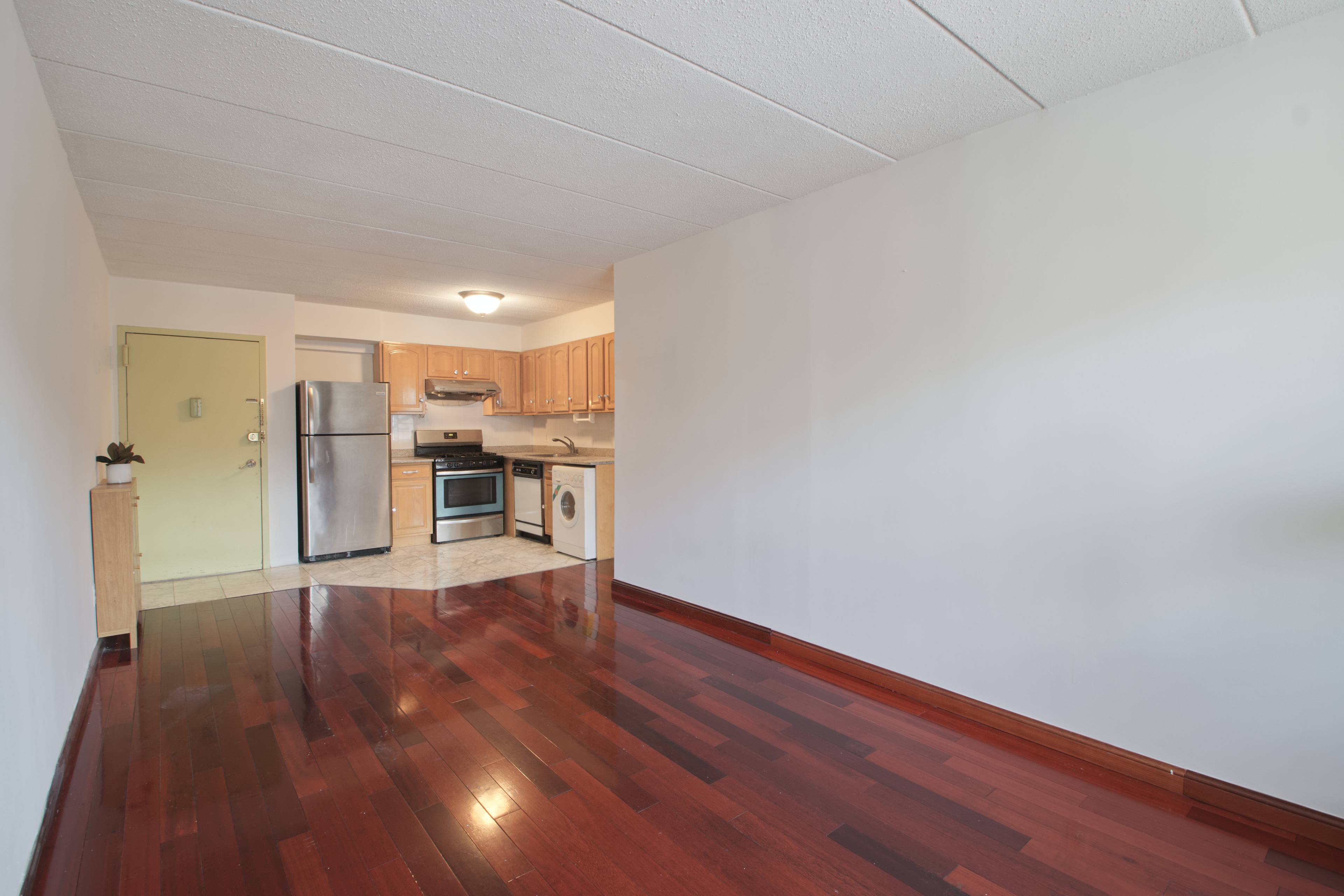 Spacious and bright 1 bed 1 full bath Condo with open kitchen layout in the heart of Forest Hills !