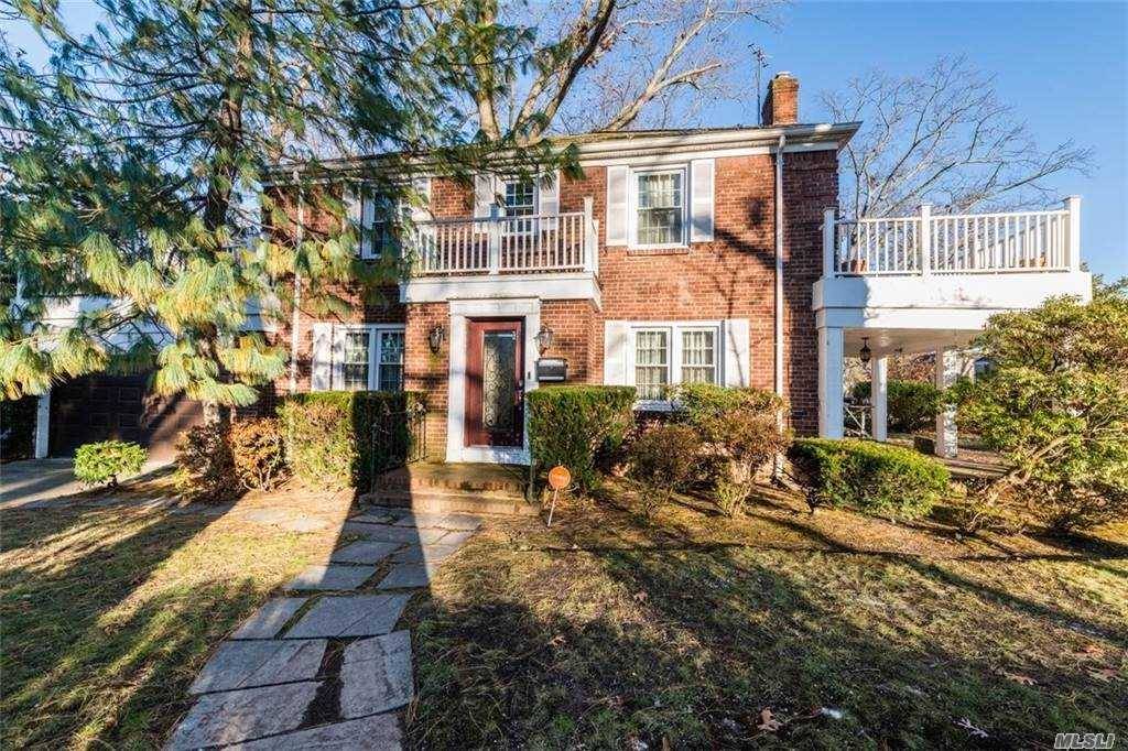 Prime Location Stearns Park holds this Charming all Brick Center Hall Colonial This 3 Bedroom 1 1 2 Bath home has lots of updates Beautiful Kitchen with Granite tops w ...