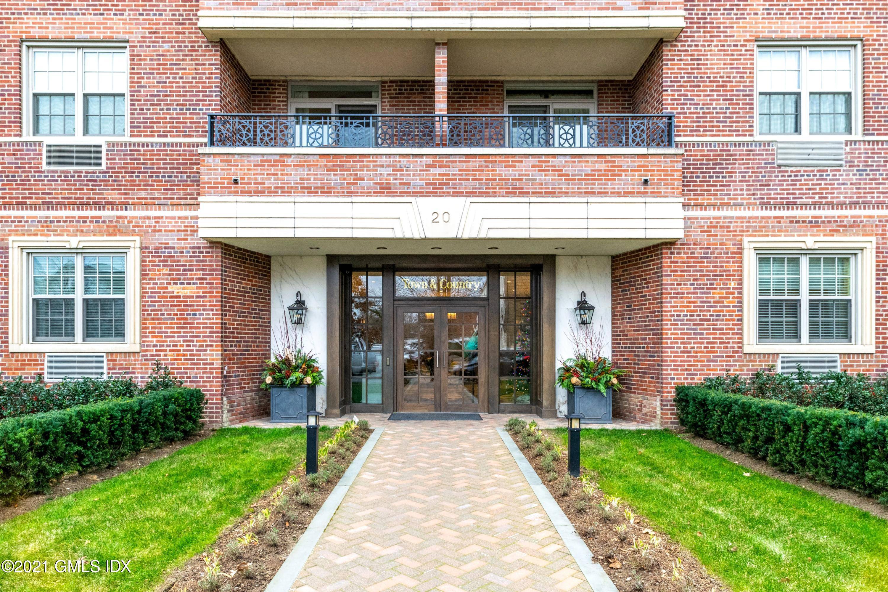 Luxury, carefree one level living awaits you in the sought after, centrally located Town Country Condominium just around the corner from all the shops, restaurants, boutiques and attractions downtown Greenwich ...