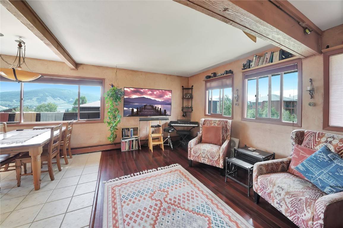 Top floor, corner location offering huge views of the lake, great sunlight and more !