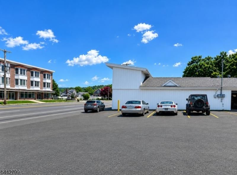 building w/parking lot