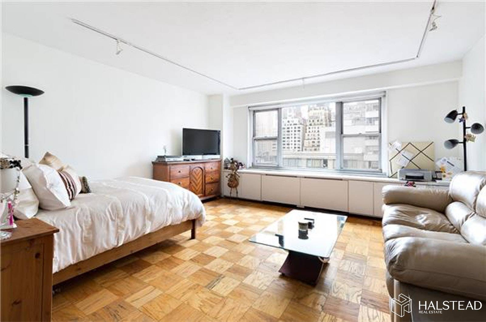 Spacious open view alcove studio in full service condo building on a tree lined block in one of the most coveted Upper East Side neighborhoods.