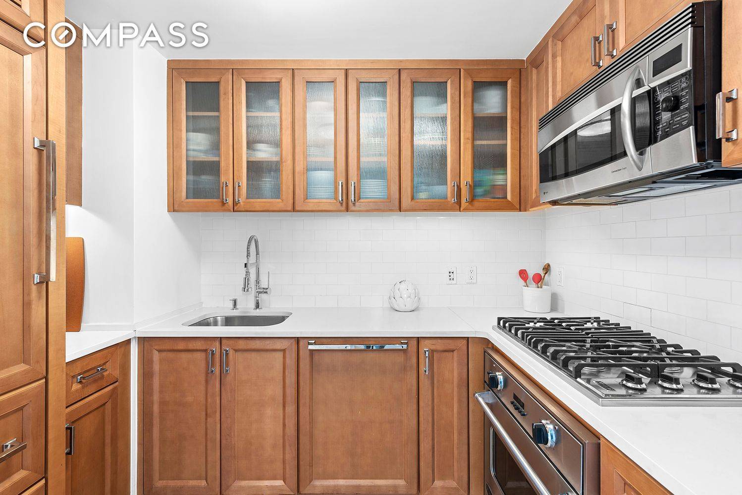 Welcome to the light filled and airy alcove studio at The Brompton, a prestigious LEED Silver certified condominium.