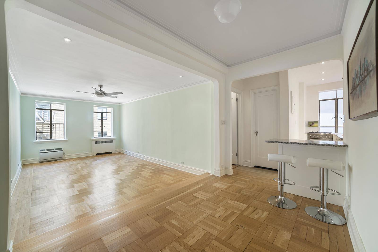 5BE is a classic prewar one bedroom that has been perfectly restored to reflect the art deco style of the Chelsea Gardens complex.
