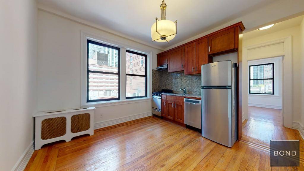 Bright and renovated two bedroom on the 9th floor with big windows, high ceilings, modern light fixtures, granite kitchen countertop, hardwood floors.