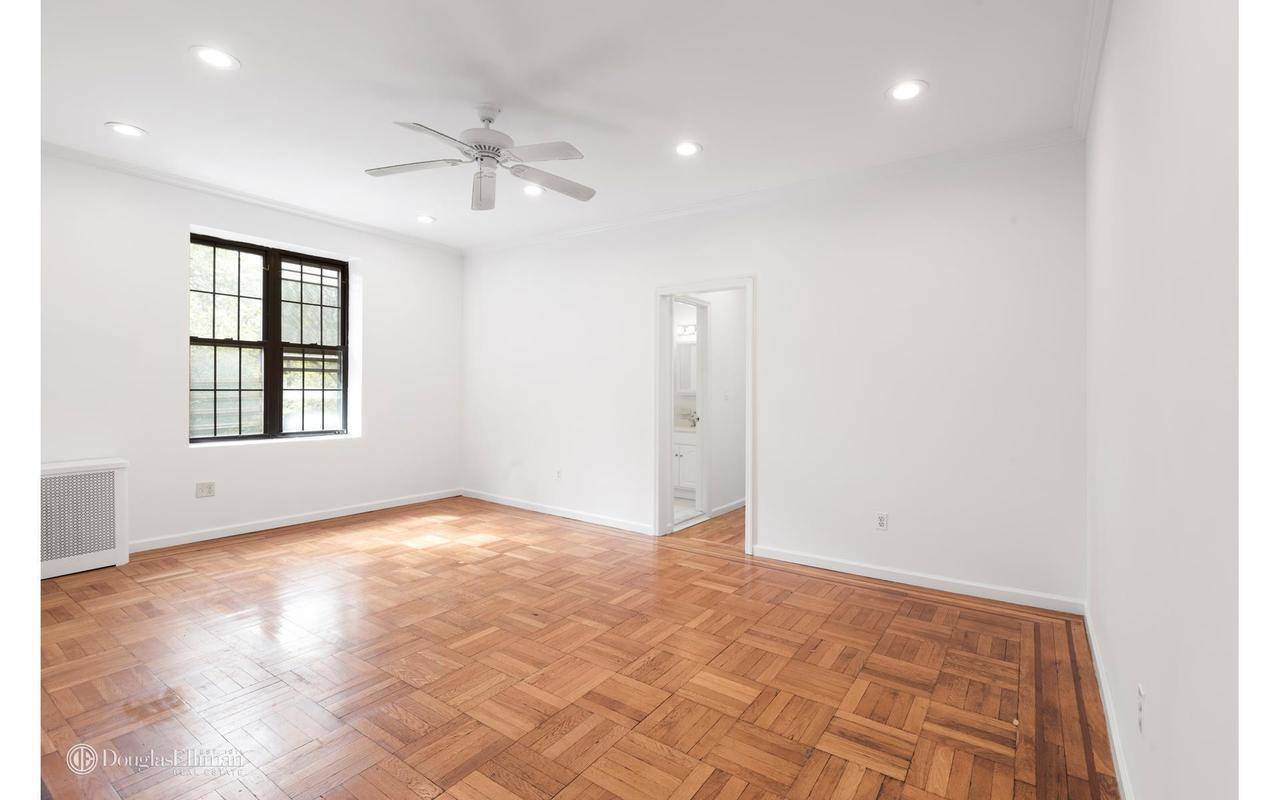 Brooklyn Heights This expansive 3 Bedroom 2 bath apartment stretches across nearly 65 Ft, or a half a block from the corner of Pierrepont Street to the middle of Hicks ...