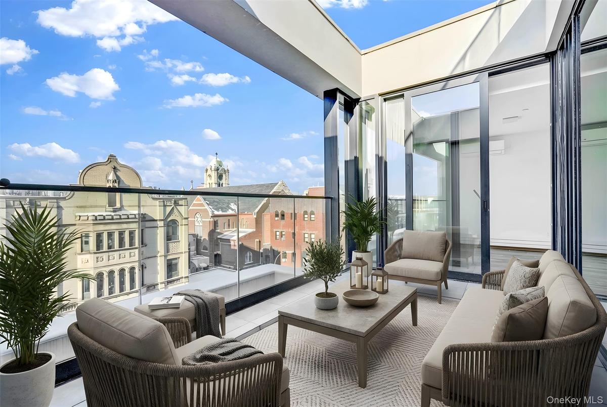 Balcony featuring an outdoor hangout area