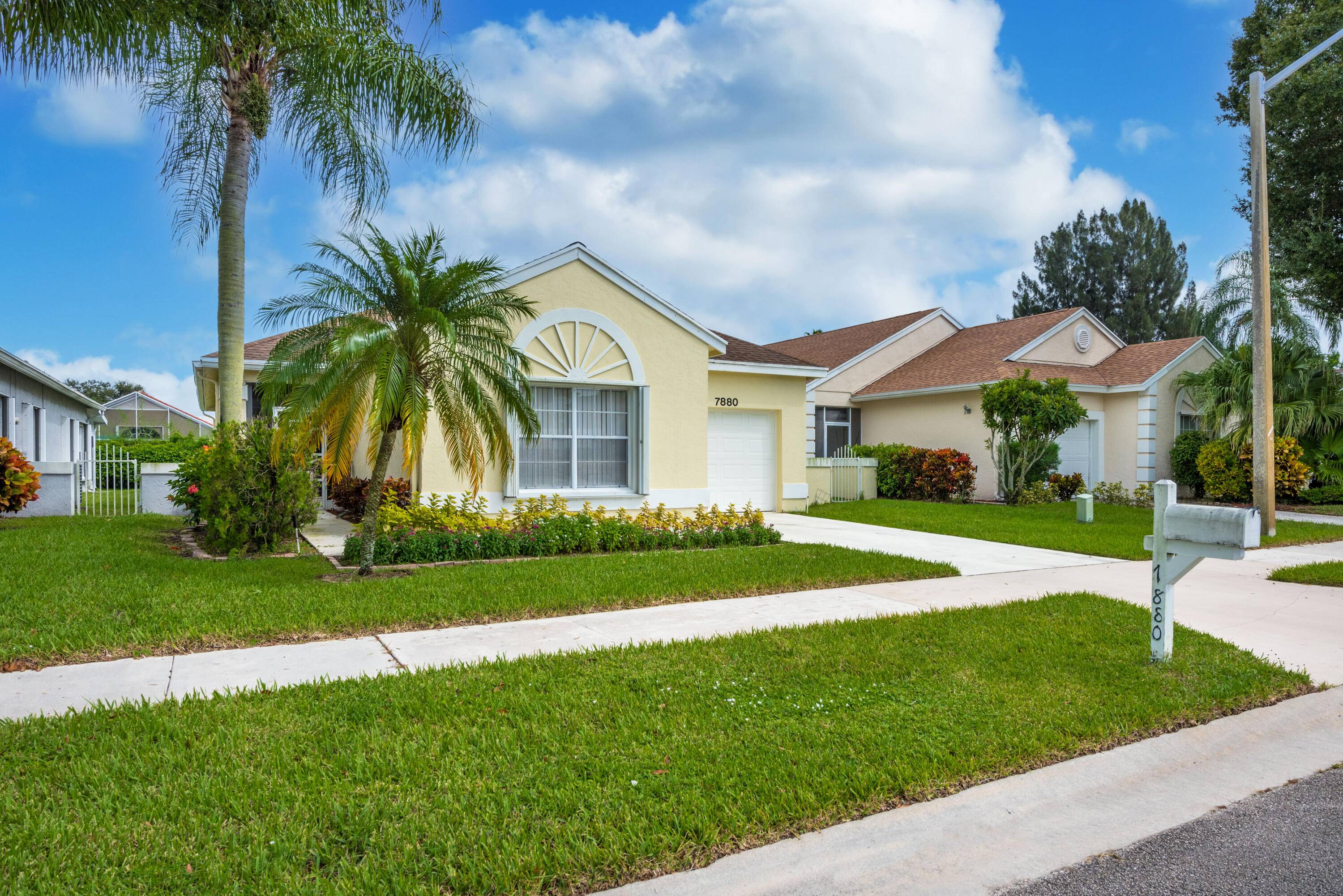 Just Reduced ! ! Inviting home located in Pine Ridge's desirable 55 community at Delray Beach.