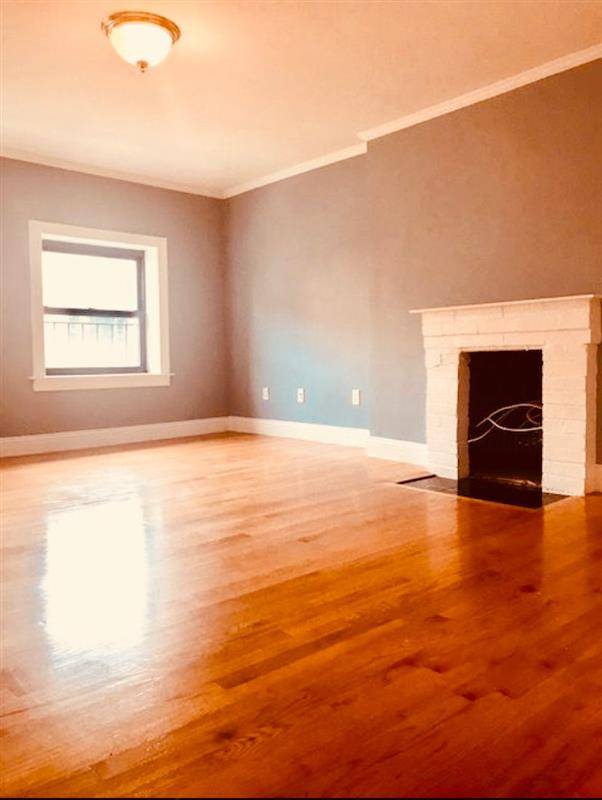 No Fee and 1 Month Free RentSuper Sun Drenched Renovated 1 Bed With Condo FinishesBeautifully Renovated Kitchen with Stainless Steel Appliances and a Dishwasher Hardwood Flooring and High Ceilings Full ...