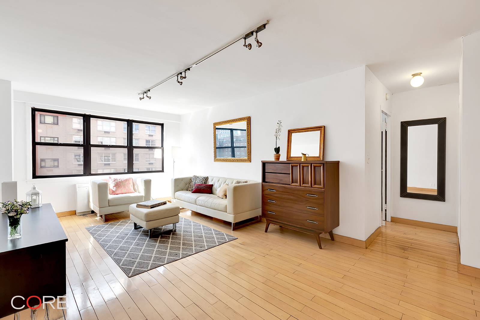 Rarely available oversized one bedroom in one of Murray Hill's most desirable co op buildings, The Chesapeake House !