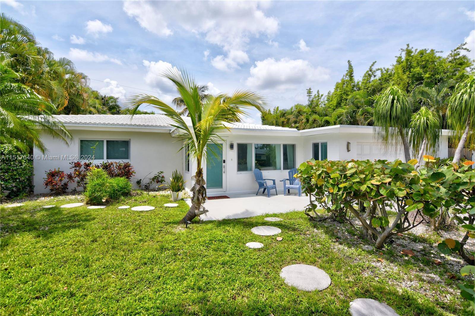 Embrace the quincentennial Florida lifestyle in this fabulous beach getaway !