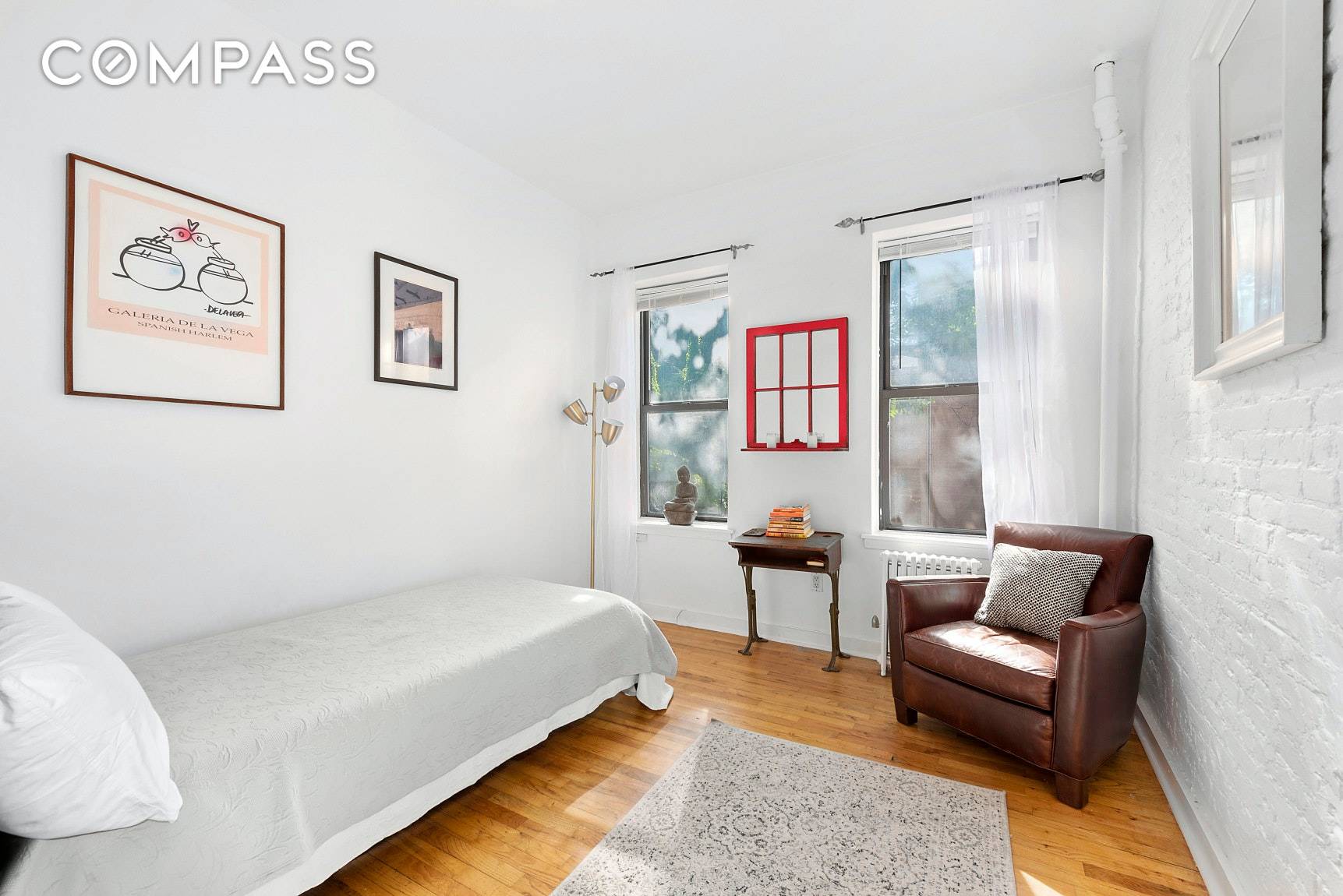 Welcome to this wonderful junior one bedroom at 110 Thompson Street.