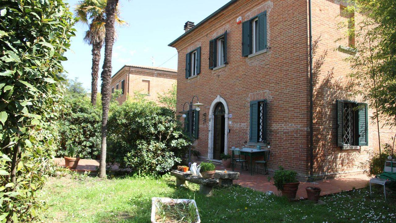 For sale detached villa with garden divided into 2 apartments, near the historic center of the town, Sinalunga, Siena, Tuscany.