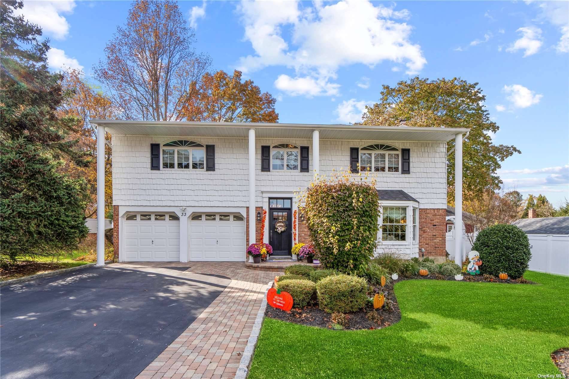 Stunning amp ; Impeccable Colonial Home offers 5 Bedroom, 2.