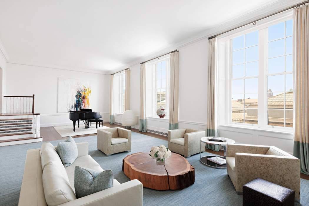 Perfectly located at the heart of the Upper East Side s Historic District, this very elegant cooperative is directly across from the Metropolitan Museum of Art, moments from Central Park, ...
