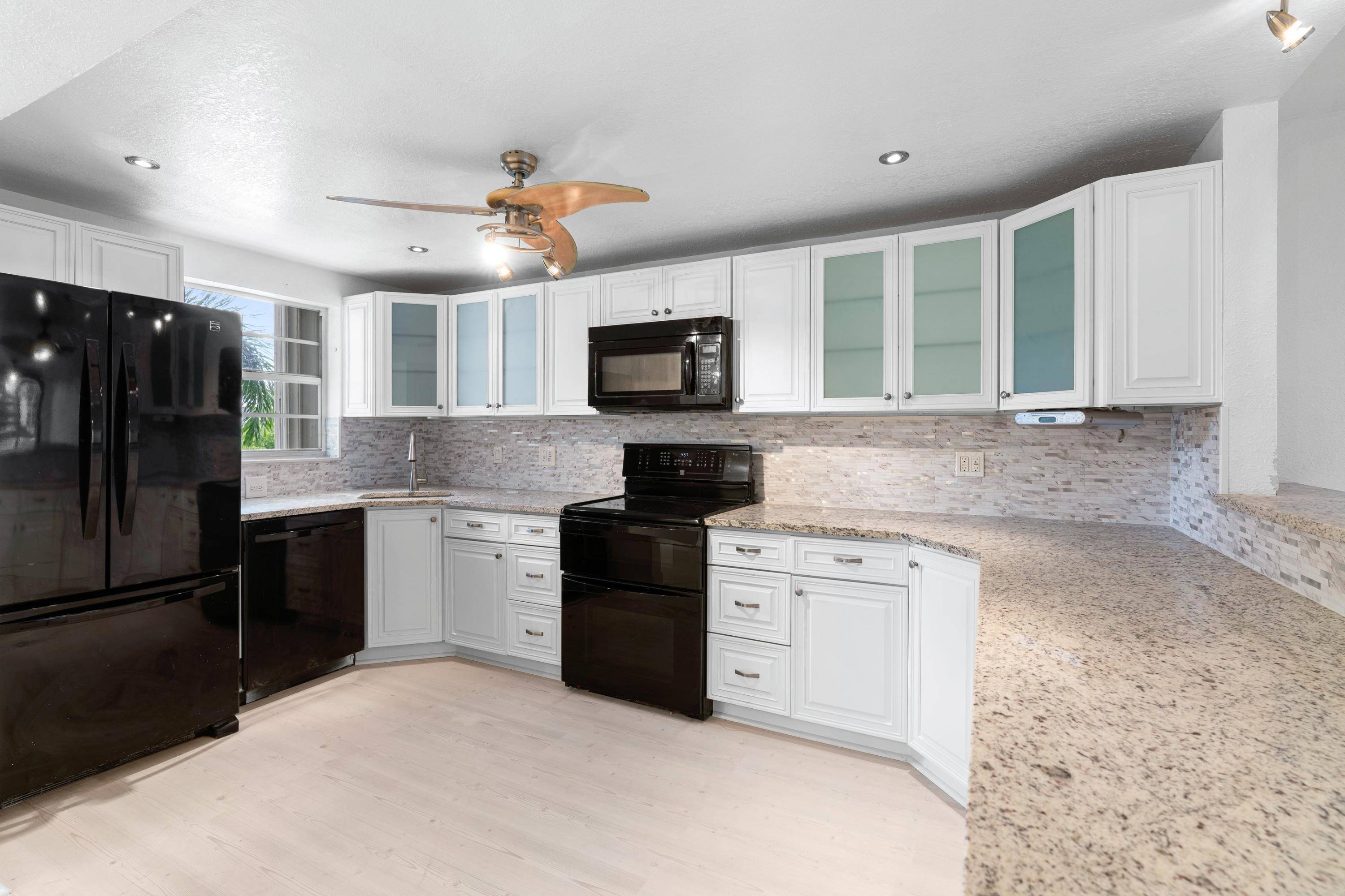 RECENTLY Renovated Kitchen, new floors, all fresh new paint Do you desire a modern condo with luxurious touches ?