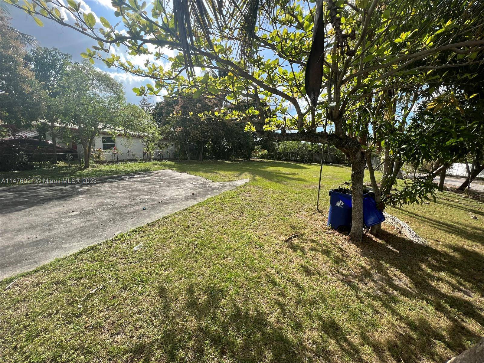 Large corner lot in an Opportunity Zone, located in the fast developing Progresso neighborhood !