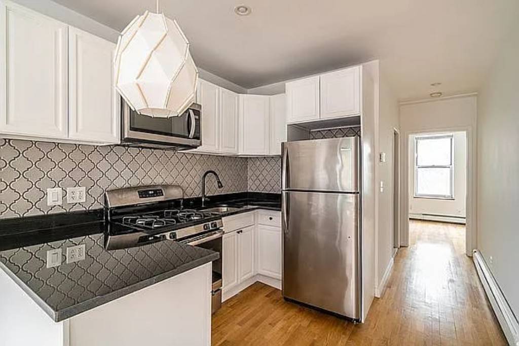 Come see this renovated top floor apartment located in the heart of Red Hook !