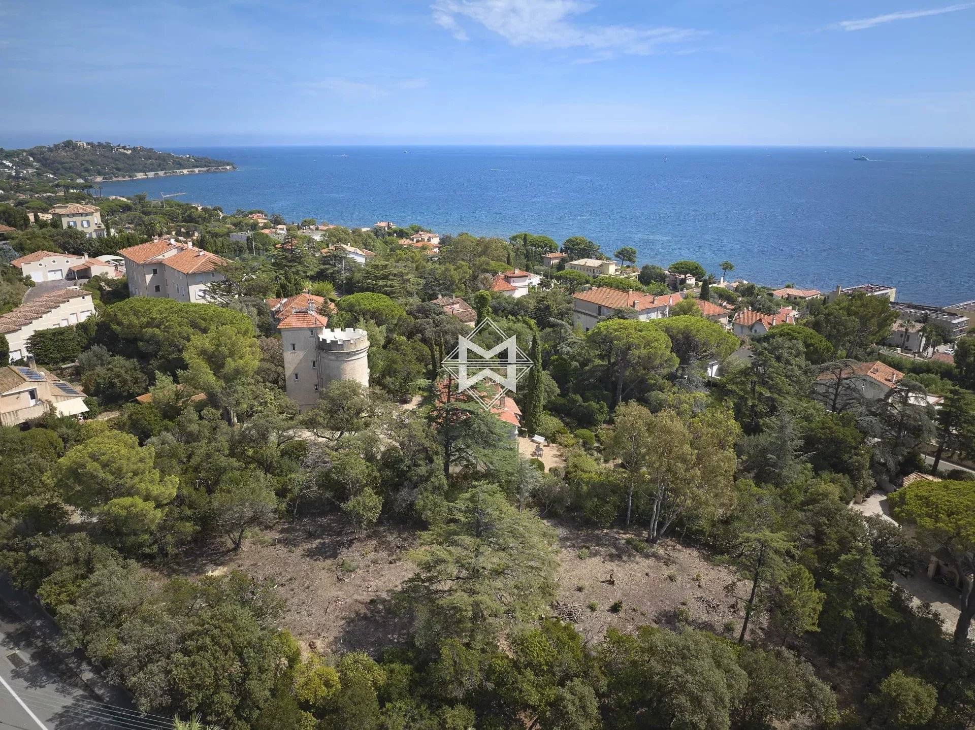 New villa with sea view within walking distance of the city center