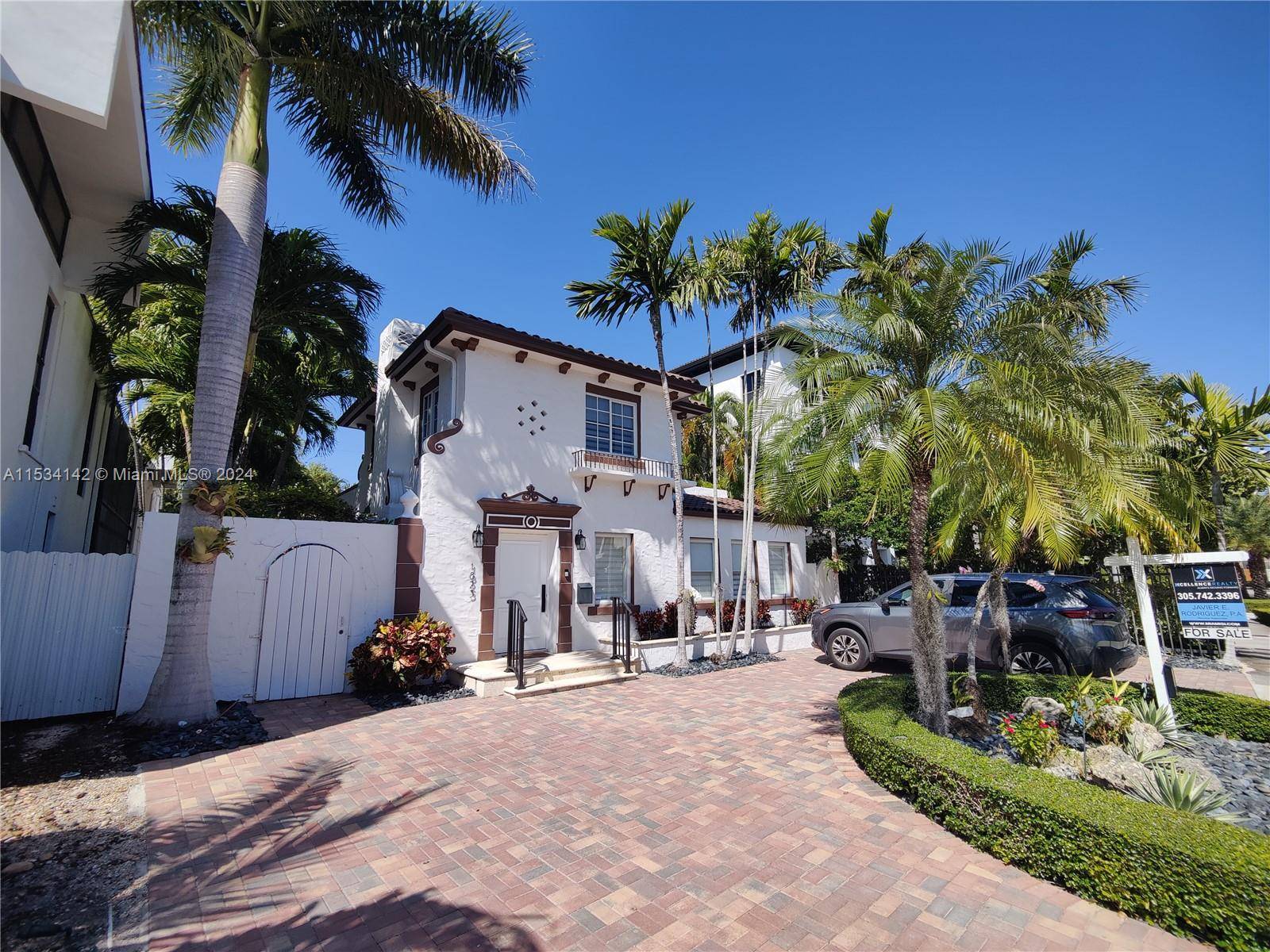 Charming Home in the North Coconut Grove area, minutes away from Brickell.