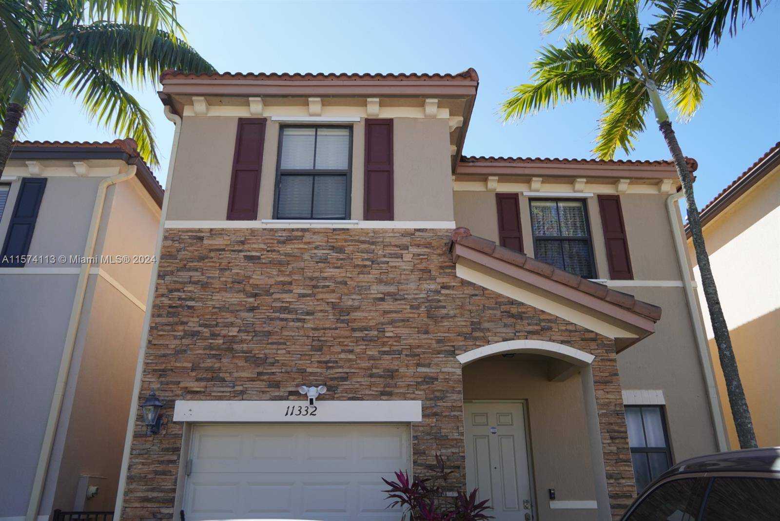 Great 3 2. 5 Coach Home townhouse in great condition.