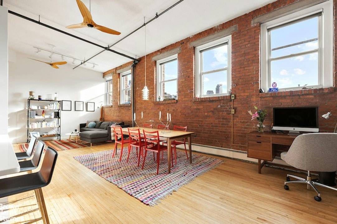 Welcome to this spacious, true duplex loft in the iconic Skytrack condominium, situated amongst the brownstones and leafy streets at the border of the Boerum Hill and Cobble Hill neighborhoods.
