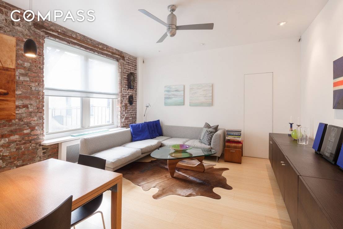 This cool fifth floor one bedroom, one and a half bath apartment is located in northern Brooklyn Heights on a beautiful tree lined street.