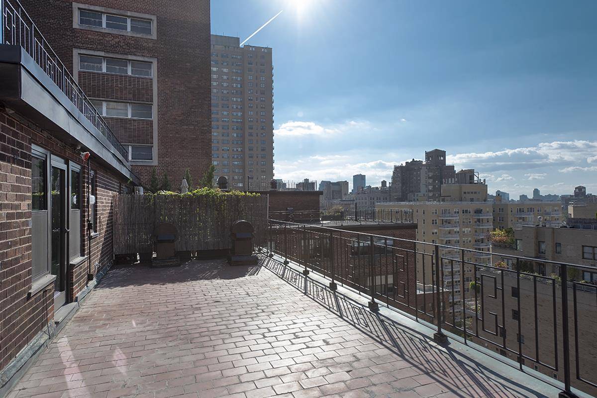 This dream one bedroom duplex has it all, a huge terrace with open city views and tons of light, a new kitchen and two new bathrooms, one on each floor, ...