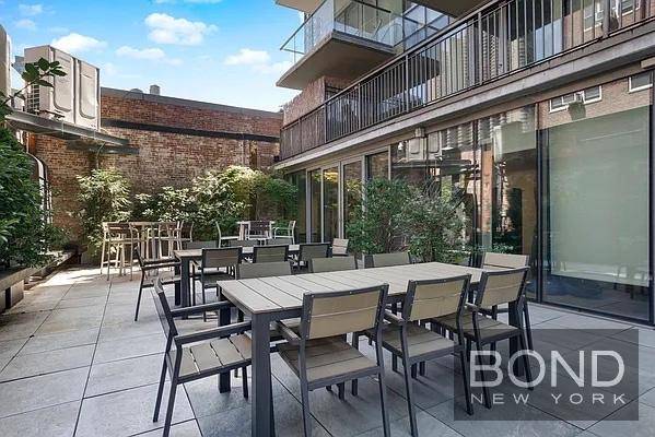 Large and renovated 1 bedroom with a balcony in the heart of Murray Hill !