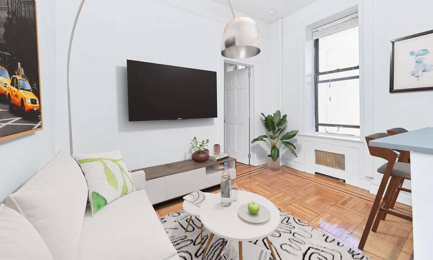 JUST LISTED 1 BED RENOVATED Prime East VillageAPARTMENT DETAILS Windowed Open KitchenHigh CeilingsHardwood FloorsNatural SunlightQueen sized bedroomBUILDING amp ; AREA Charming Walk UpHeart of the East VillageGreat Super amp ; ...