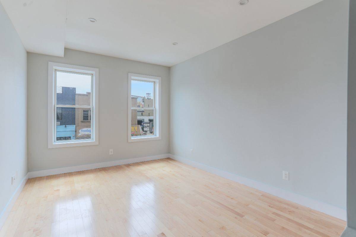 No Fee Spacious 1 Bedroom in Williamsburg Washer Dryer, Dishwasher This incredibly spacious unit is in a beautiful gut renovated building that gives the feel of a condo.