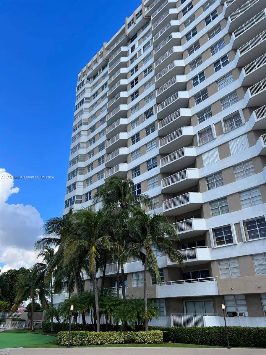 Gorgeous unit on the 16th floor with beautiful views of both the Ocean and the Intercoastal.