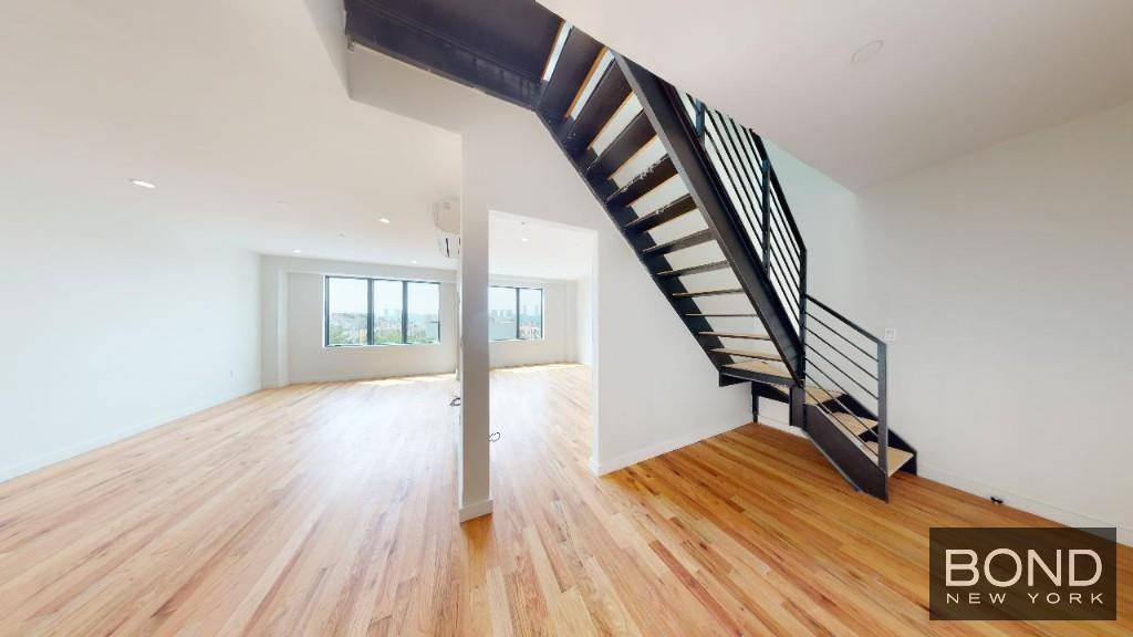 Live like a celebrity in this over sized two story private loft home overlooking the sleepy neighborhood below.