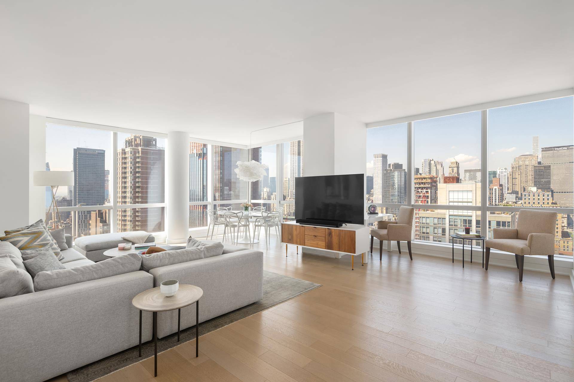 Designed by Pritzker Prize winning architect Christian de Portzamparc, 400 Park Avenue South is a Modern, minimalized furnished apartment.