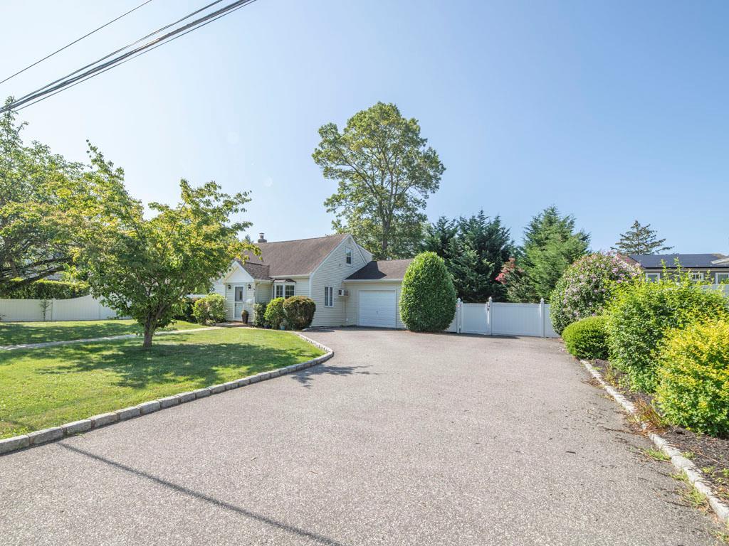 View of front facade with an attached garage and driveway